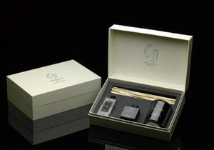 Luxury Gift Set Kerze 230g / Raumspray / Diffusor mit Stäbchen Amber & Sandalwood