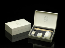 Laden Sie das Bild in den Galerie-Viewer, Luxury Gift Set Kerze 230g / Raumspray / Diffusor mit Stäbchen Velvet Wood