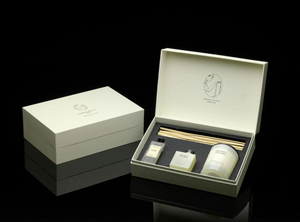 Luxury Gift Set Kerze 230g / Raumspray / Diffusor mit Stäbchen Velvet Wood