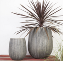 Laden Sie das Bild in den Galerie-Viewer, Vase aus Harz Ø 40 cm  H 60 cm
