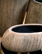 Laden Sie das Bild in den Galerie-Viewer, Vase aus Harz Ø 40 cm  H 60 cm