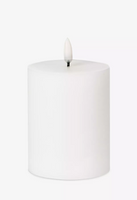 Laden Sie das Bild in den Galerie-Viewer, UYUNI Lighting  LED Stumpenkerzen Nordic White