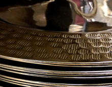 Laden Sie das Bild in den Galerie-Viewer, Platzteller Aluminium vernickelt silber gehämmert